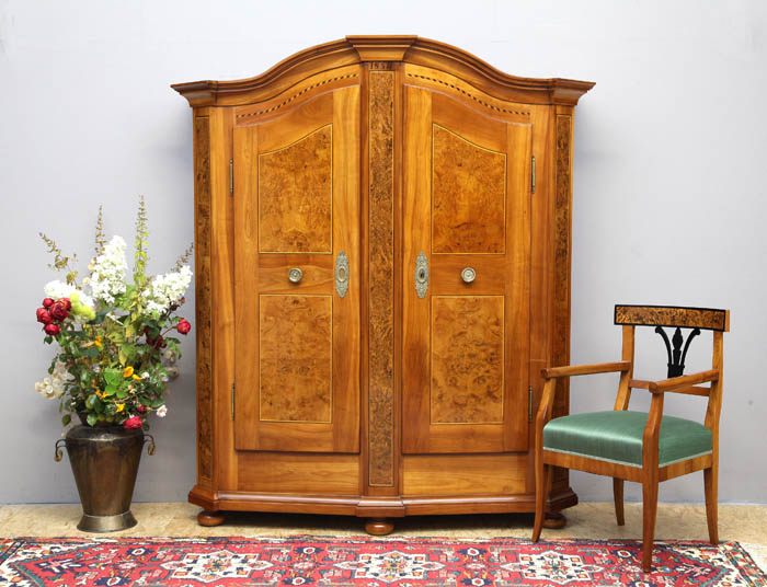 Bodenseeschrank aus Kirschbaum Bildbeschreibung