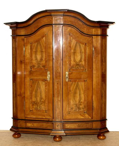 Reichhaltig intarsierter Bodenseeschrank